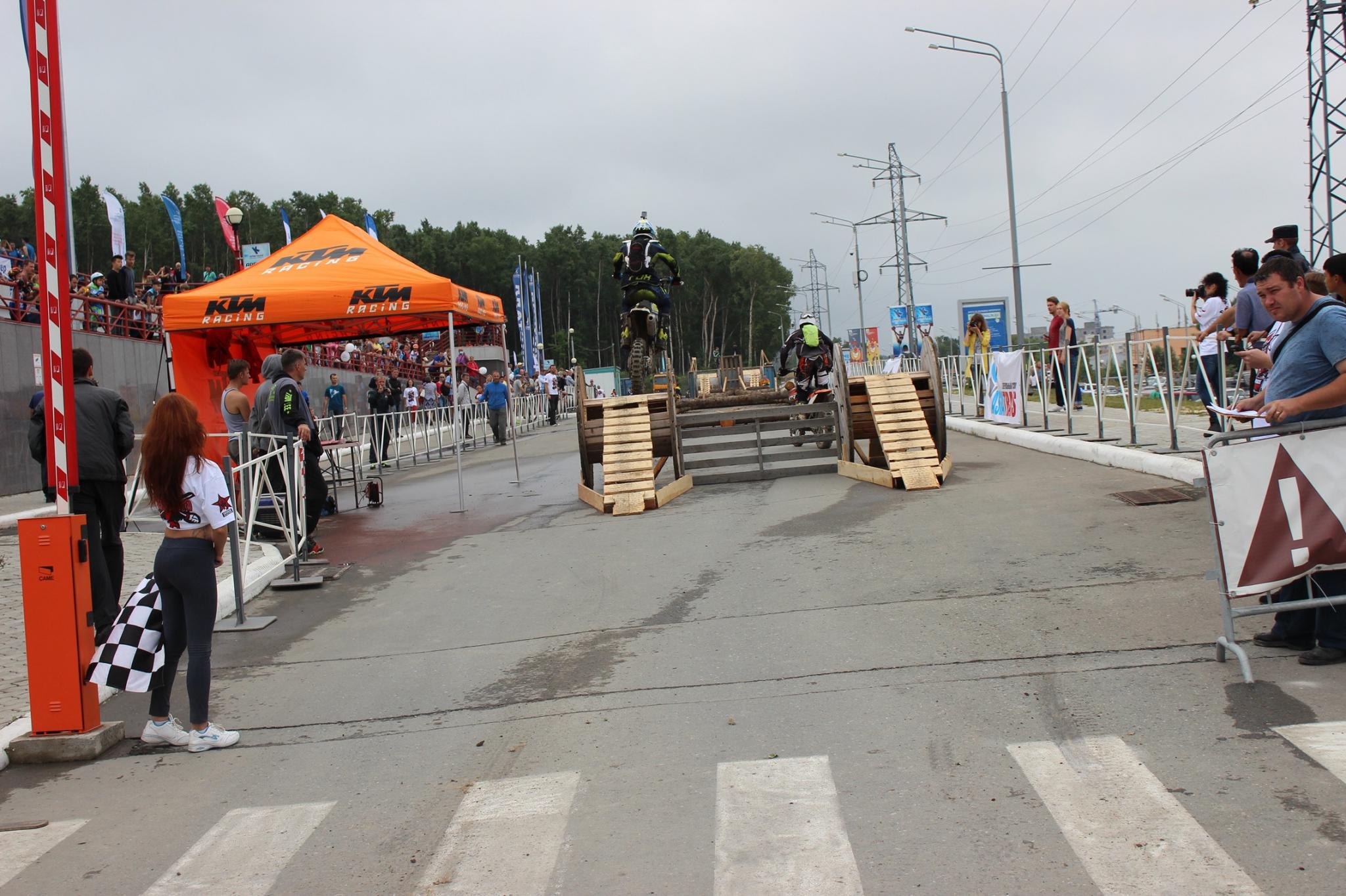 Показательные выступления мотоциклистов на Дне физкультурника