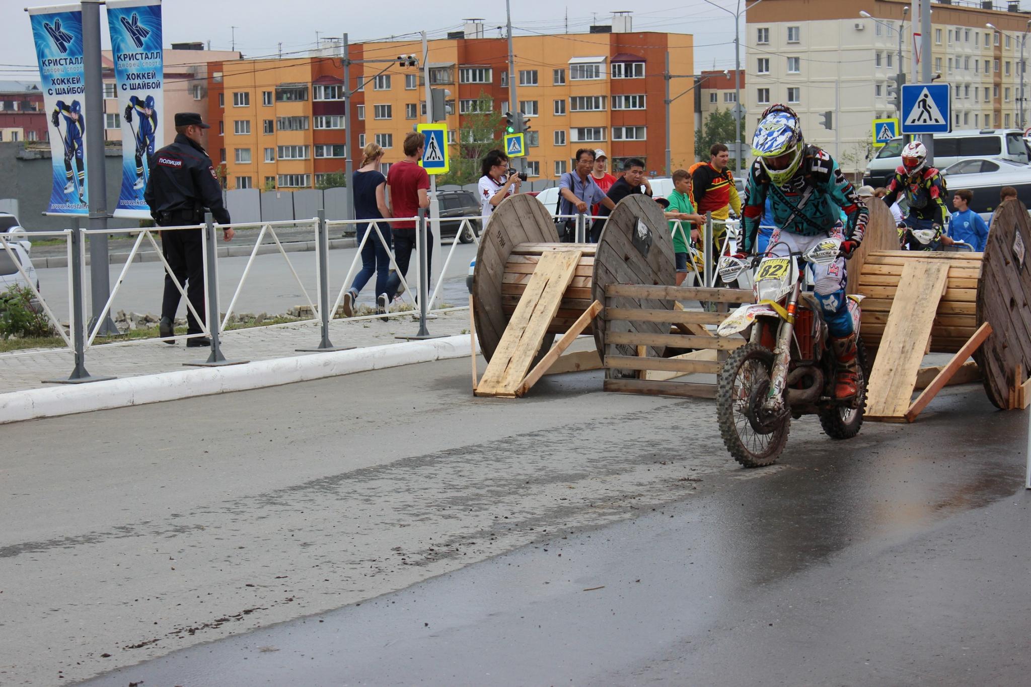 Показательные выступления мотоциклистов на Дне физкультурника