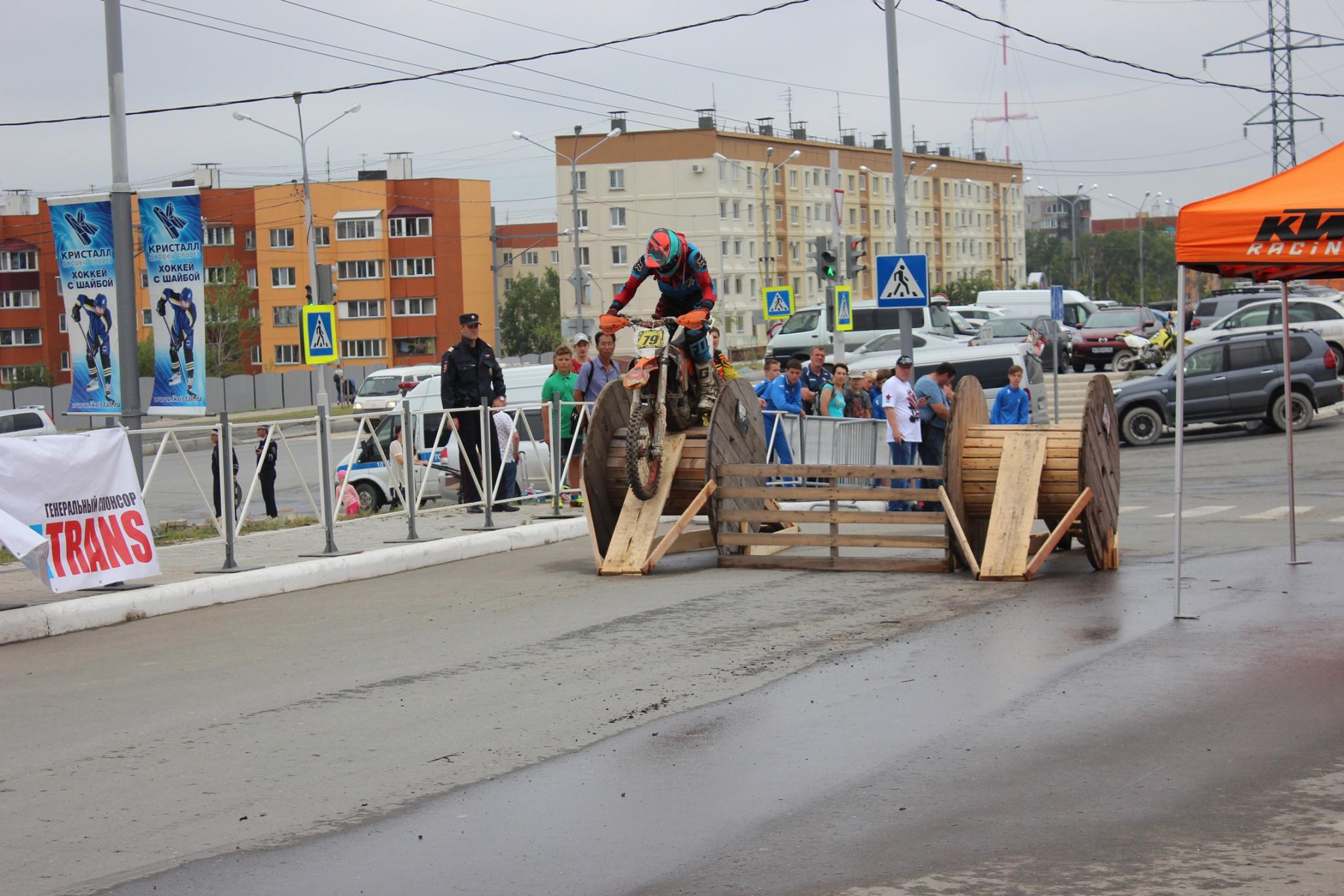 Показательные выступления мотоциклистов на Дне физкультурника