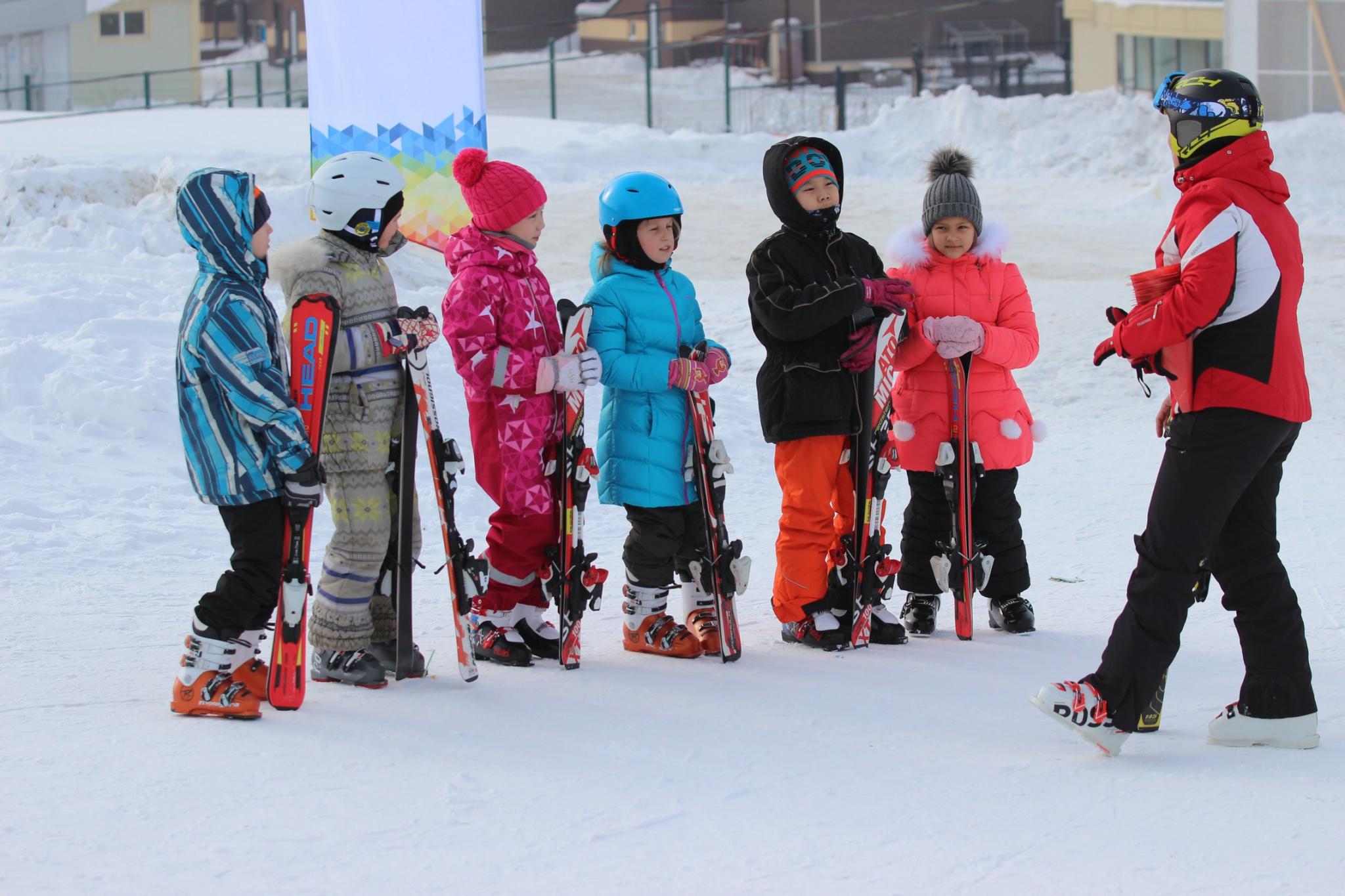 Лыжные уроки в школе. Лыжи в школе. Школьники на лыжах. Урок физкультуры на лыжах. Лыжи для начальной школы.