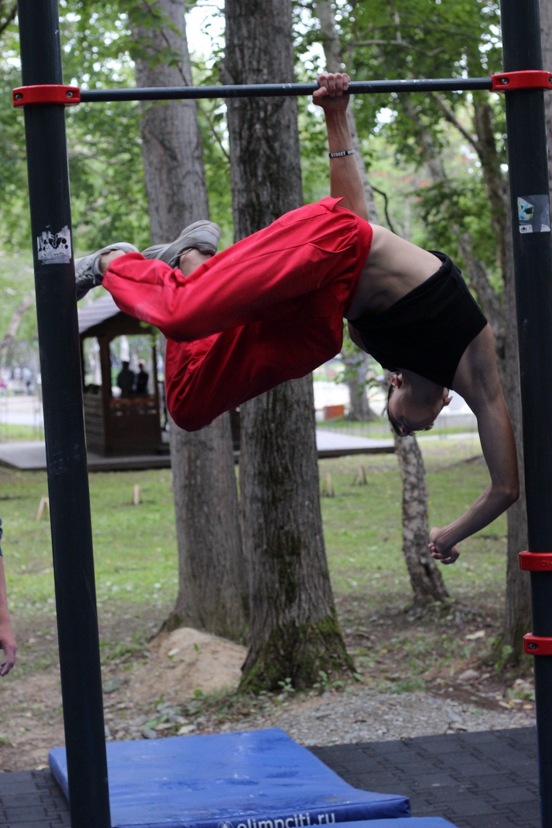 Показательные выступления турникменов на праздновании Дня физкультурника