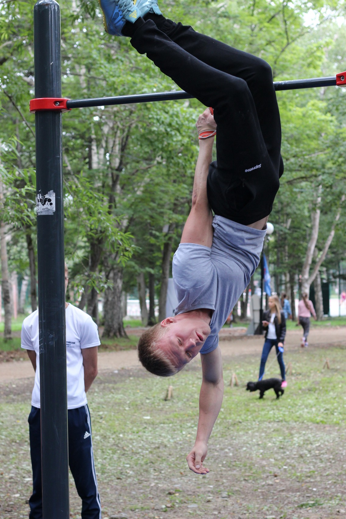 Показательные выступления турникменов на праздновании Дня физкультурника