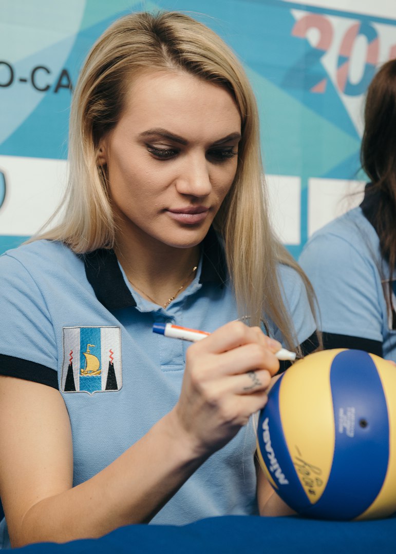 Встреча волейбольной команды "Сахалин" с болельщиками