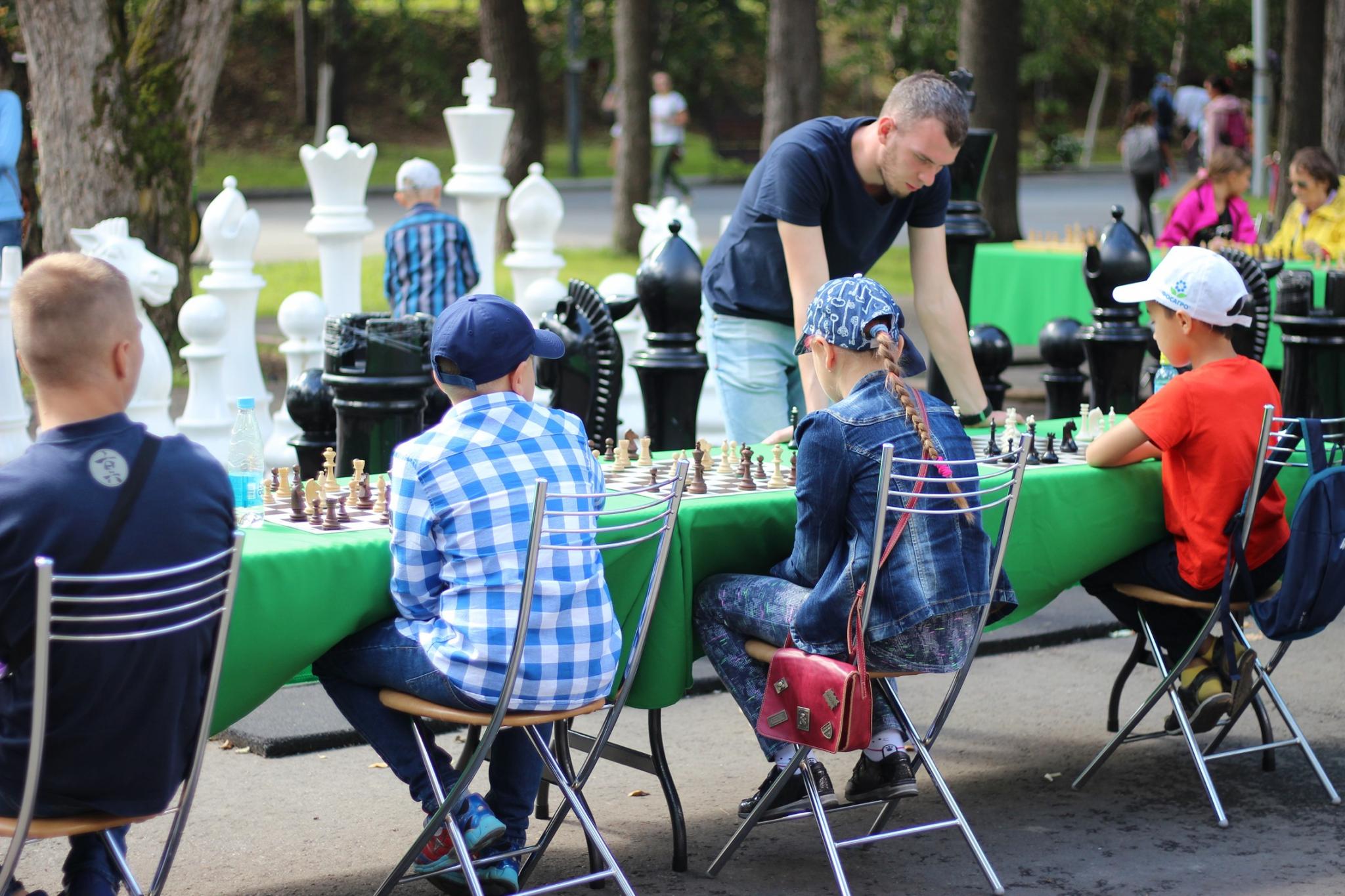 Праздник шахмат в городском парке
