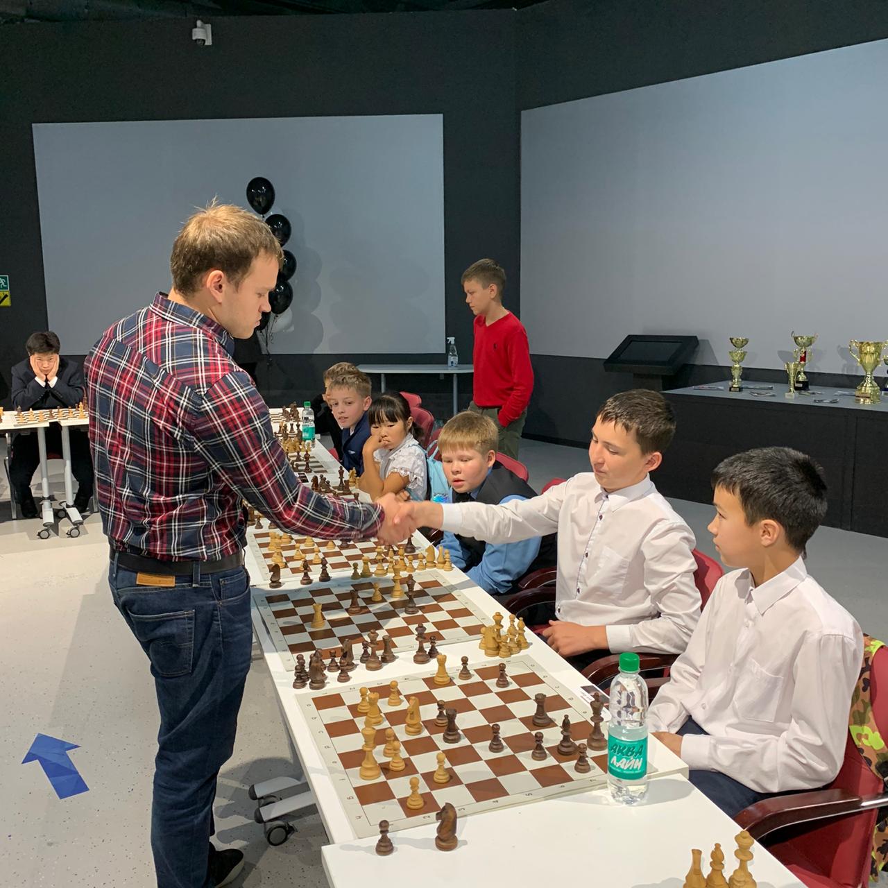 Встреча юных островных шахматистов с международными гроссмейстерами Марией Фоминых и Александром Рахмановым (фотографии Светланы Кругловой)