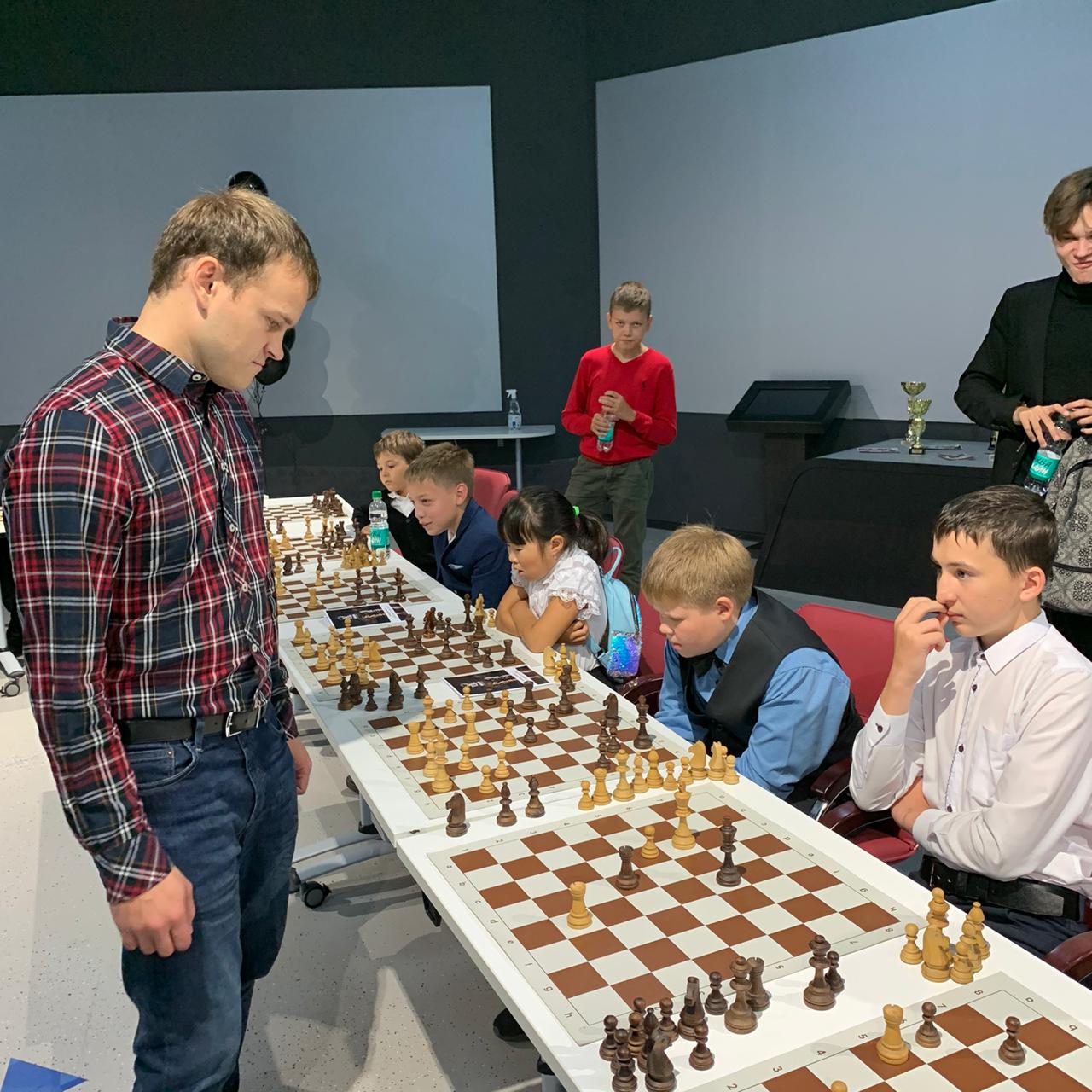 Встреча юных островных шахматистов с международными гроссмейстерами Марией Фоминых и Александром Рахмановым (фотографии Светланы Кругловой)