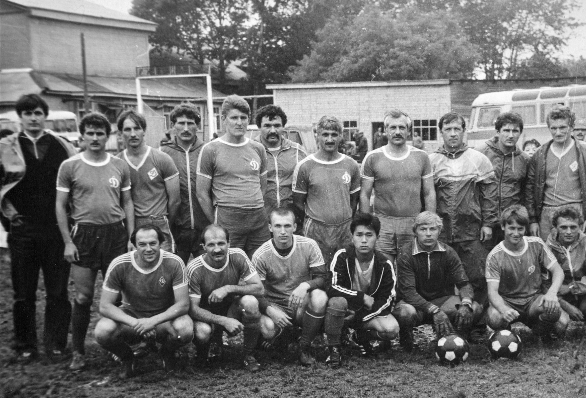 «Динамо» (Южно-Сахалинск), 1987 год. Анатолий Смоляк – третий слева в нижнем ряду.