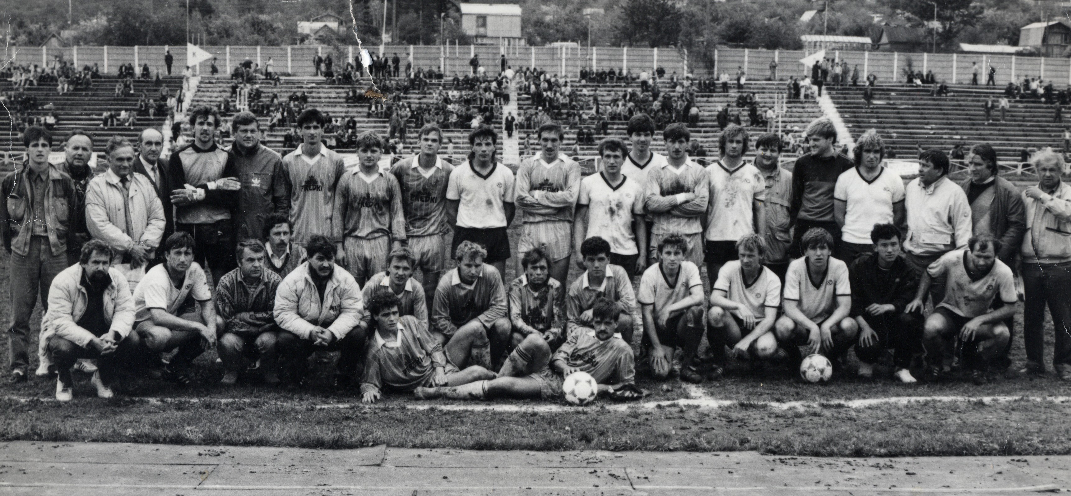 Участники матча «Сахалин» - «Погонь» (Шецин, Польша), 1990 год. Анатолий Смоляк – десятый справа в верхнем ряду.
