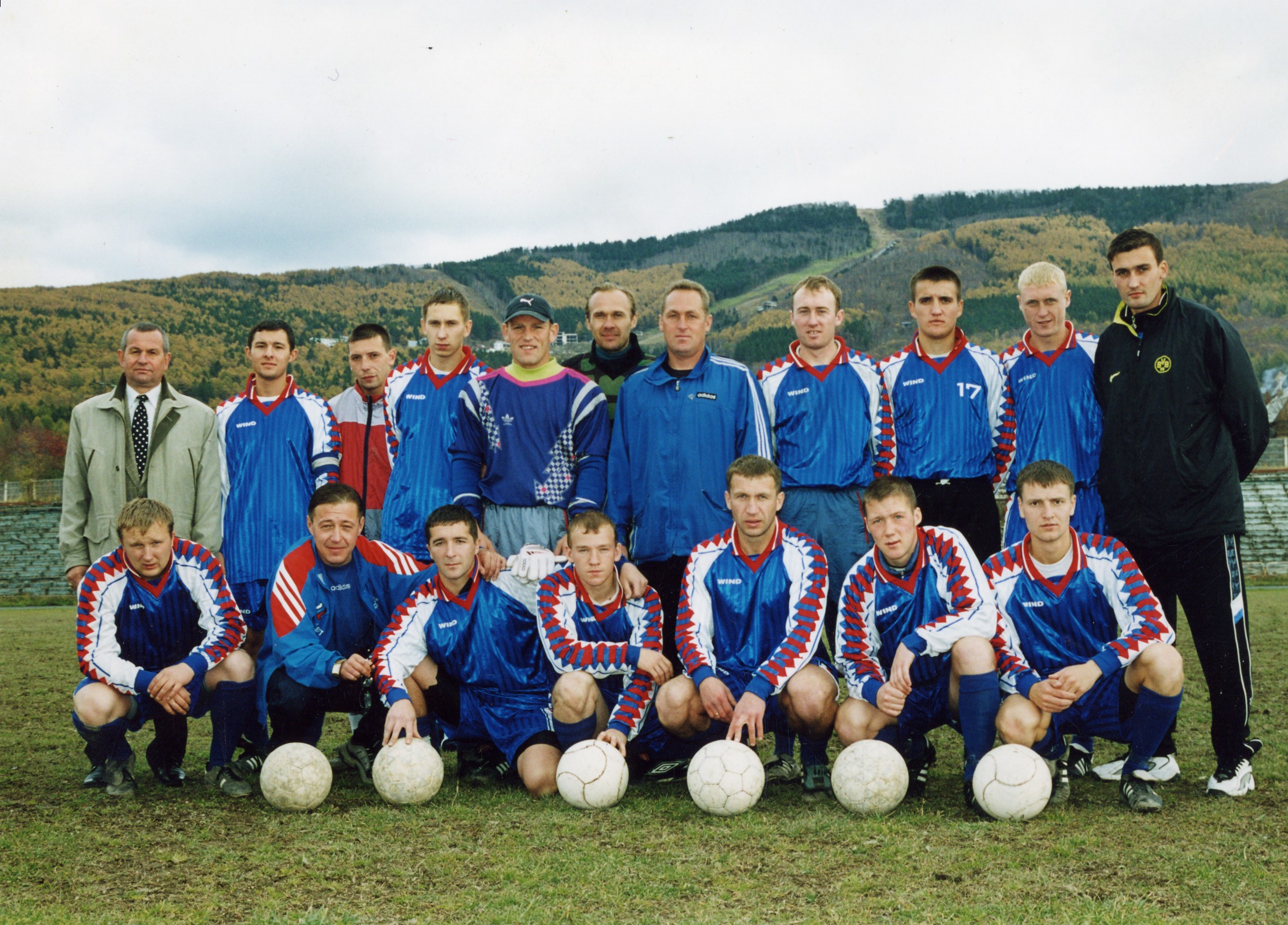 «Локомотив» (Южно-Сахалинск), 2003 год. Анатолий Смоляк – третий справа в нижнем ряду.