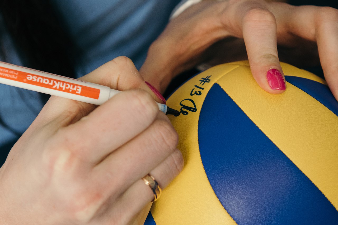 ... и подписывает его