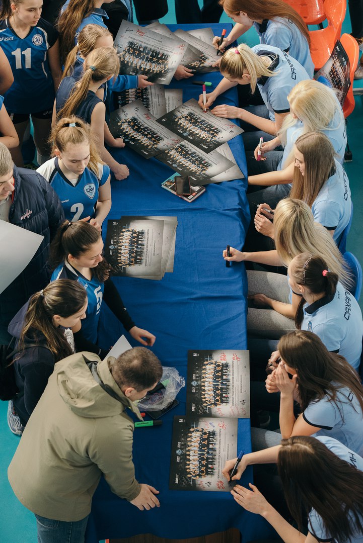 Раздача автографов