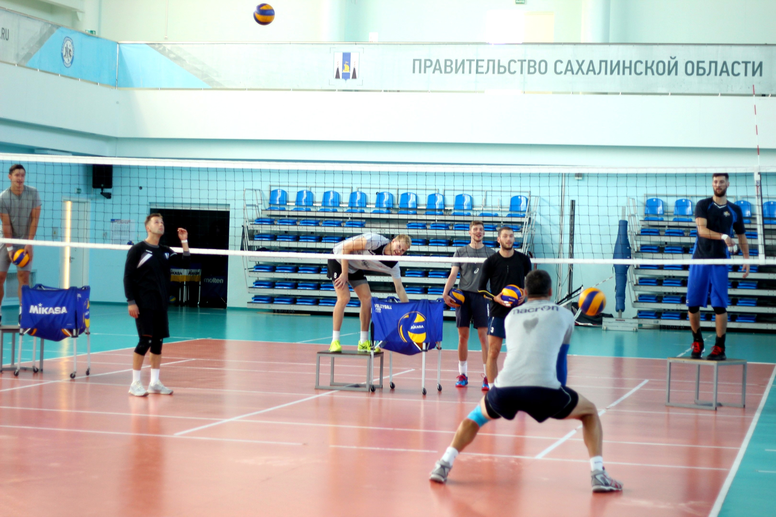 Отработка приема мяча