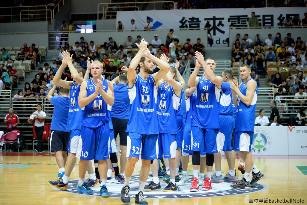 Баскетболисты «Сахалина» благодарят зрителей за поддержку